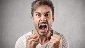 كيف أتخلص من العصبية والعدوانية في تعاملي مع الآخرين؟