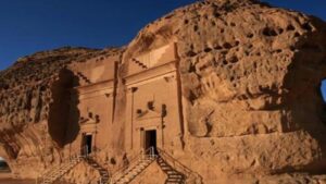 " جَابُوا الصَّخْرَ بِالْوَادِ ".. إشارة إلى قوة ثمود وإبداعهم في العمارة