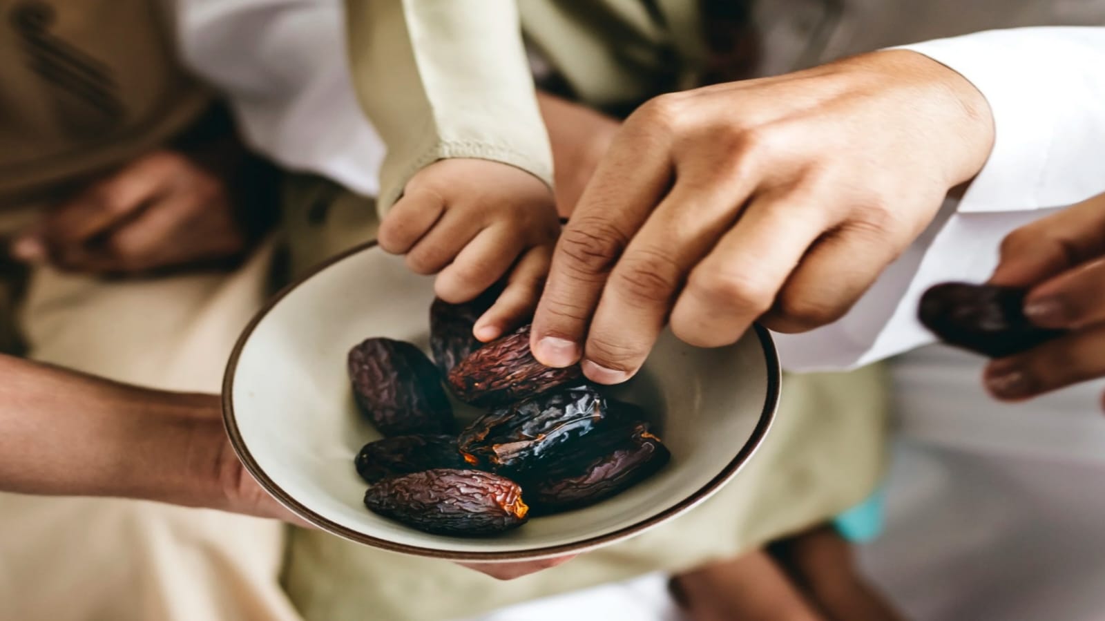 الحمد بعد الطعام والشراب.. مظهر الرضا والامتنان