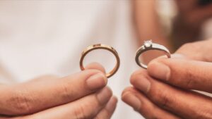 اكتشفت خيانة زوجي.. هل أسامح أم أقطع الطريق؟