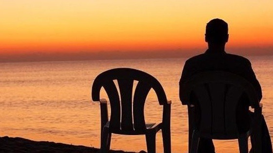 كيف أتعامل مع شعوري الدائم بالوحدة رغم وجود أسرتي حولي؟