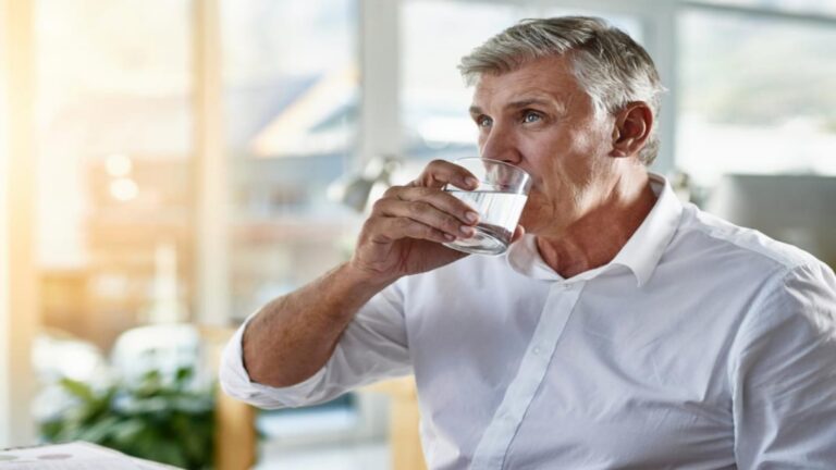 الجلوس أثناء شرب الماء والشرب على ثلاث