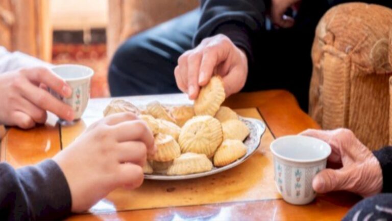 استقبال الضيوف بإذن الزوج