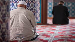 البدء بالمسجد عند القدوم من السفر.. تعبير عن التعلق بالعبادة