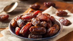 تحنيك المولود بتمرة.. بركة التيمن بسنة النبي