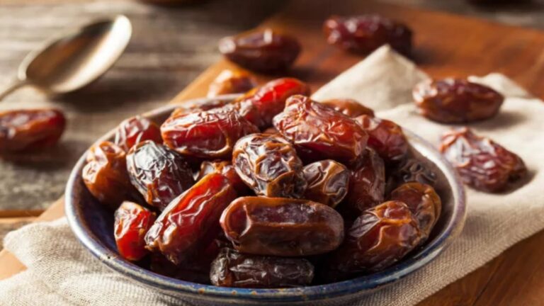 تحنيك المولود بتمرة.. بركة التيمن بسنة النبي