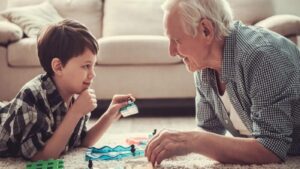 العلاقة بين الجد والحفيد.. مودة متناهية وحقوق متبادلة
