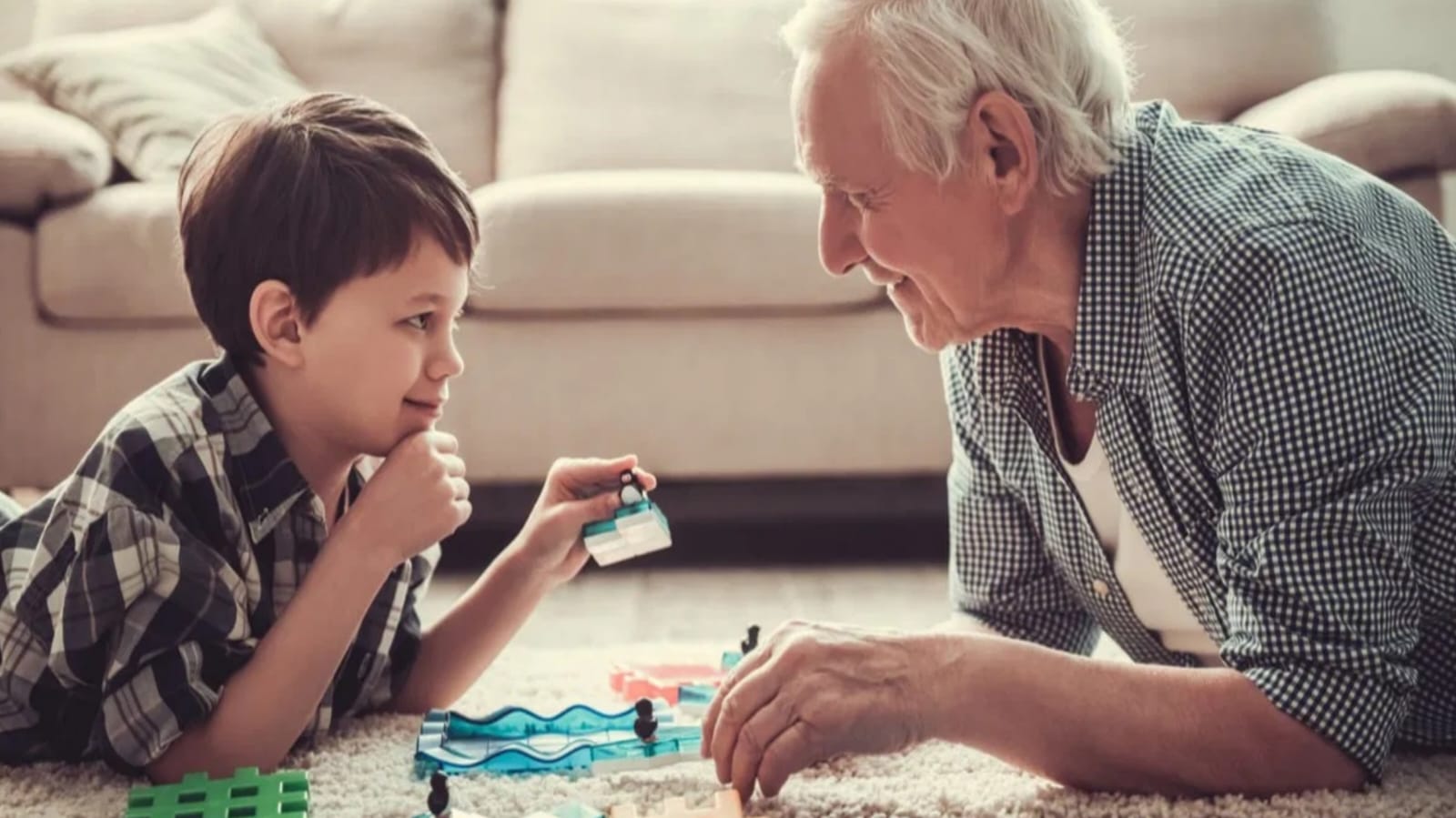 العلاقة بين الجد والحفيد.. مودة متناهية وحقوق متبادلة