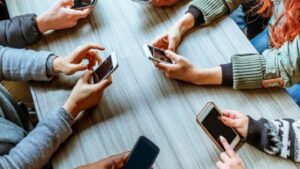 إدمان الشباب على الألعاب الإلكترونية إهدار لوقت وطاقات الشباب