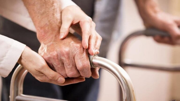 المسنات.. خبرات متراكمة تغتالها العزلة والتهميش﻿