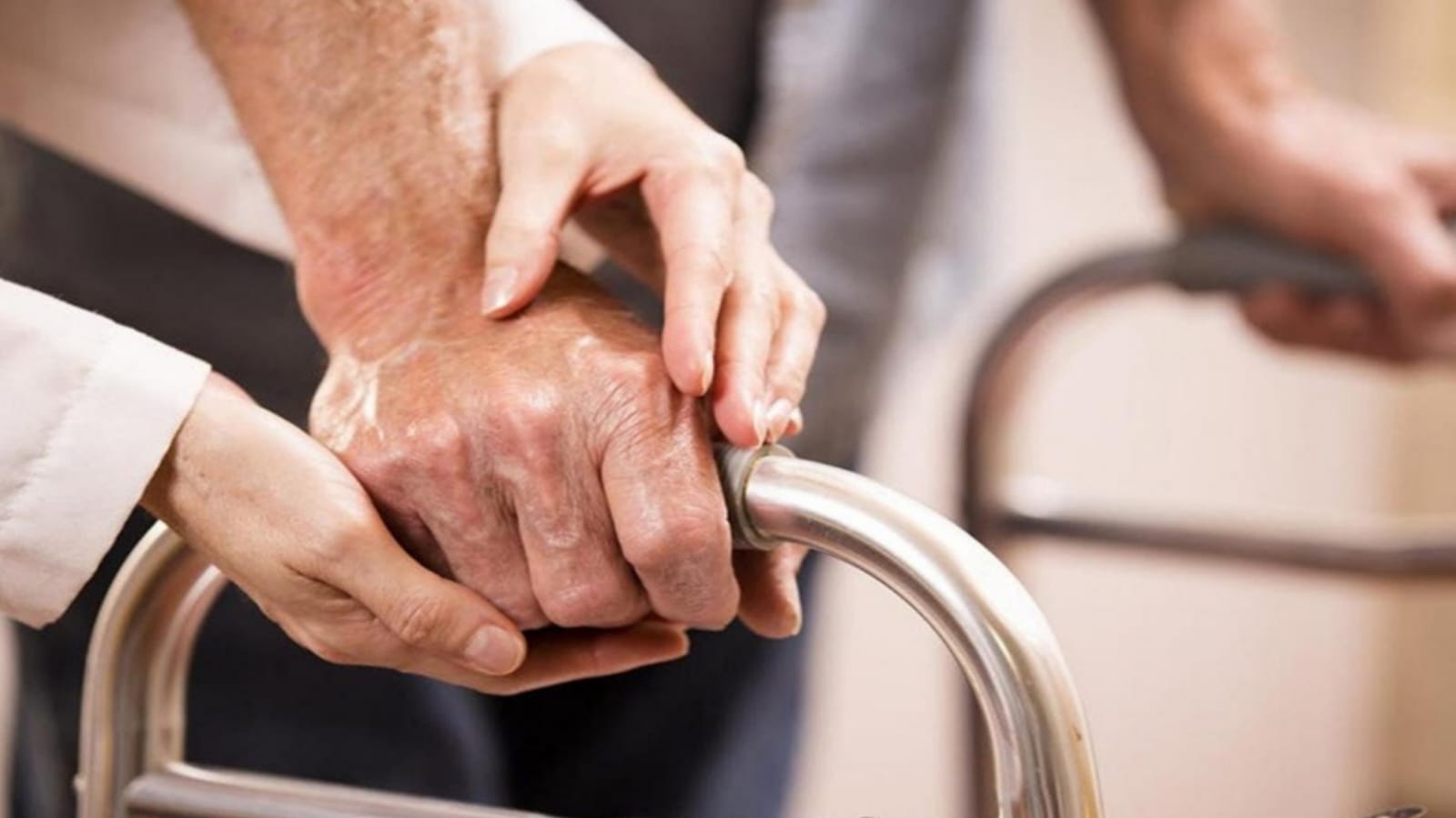 المسنات.. خبرات متراكمة تغتالها العزلة والتهميش﻿