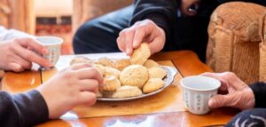 إكرام الضيف.. سلوك يعكس سمو أخلاق المسلمين