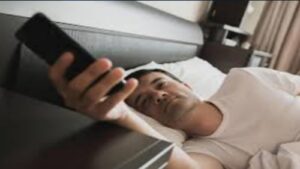 تحذيرات طبية من استخدام الهاتف فور الاستيقاظ من النوم