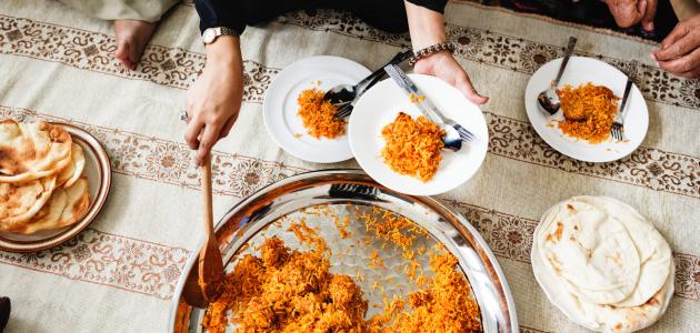 آداب الطعام والشراب.. رقي نبوي يتعلمه العالم