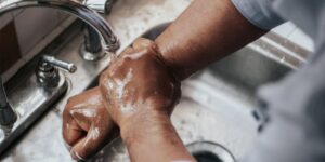 نية الاغتسال من الجنابة في غسل الجمعة: دقة أم تعقيد؟