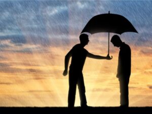 الإيثار.. خُلق يسمو بالأمة ويرفع رايتها