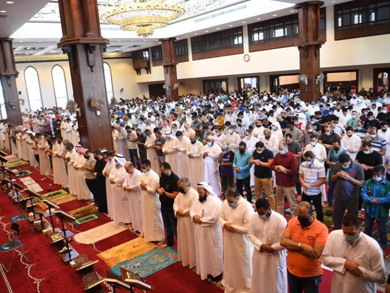 "إنَّ الله لا ينظُر إلى الصَّفّ الأعوج"