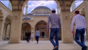 التبكير إلى صلاة الجمعة.. باب لاغتنام البركة