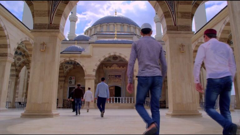 التبكير إلى صلاة الجمعة.. باب لاغتنام البركة