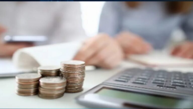 سوء التدبير .. شرارة مادية تلتهم جذوة المودة الزوجية