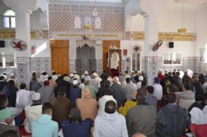 مظهر الخطيب.. كيف يخاطب الثوب قبل أن تتكلم الكلمات؟