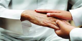 رضاهما يرفع الدرجات ويغفر الزلات.. رفقًا بالوالدين