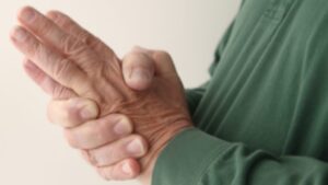 تنميل الأطراف.. عرض بسيط أم ناقوس خطر؟