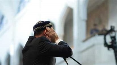 الترديد مع الأذان.. باب لنيل الشفاعة وتحصيل الأجر والثواب