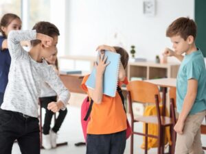 الاحتواء العاطفي لمعالجة العنف عند الأطفال