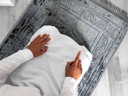 العورة في الصلاة.. ما يُستر تعبّدًا وما يُعفى عنه تيسيرًا