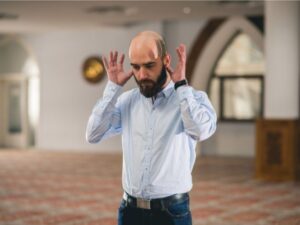 تكبيرة الإحرام بين المذاهب الأربعة.. الفروق الدقيقة في الأحكام