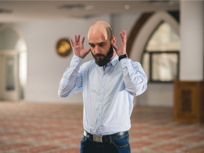 تكبيرة الإحرام بين المذاهب الأربعة.. الفروق الدقيقة في الأحكام