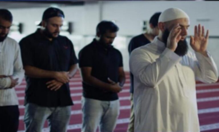 السِّر والجهر.. أمر تعبدي لا علقة له برغبة المصلي