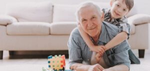 الجَدُّ والحفيد: رحلة الحكمة والحَنان في بناء الأجيال