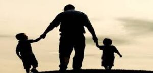 عودة الأب والرزق المُدَّخر: ماذا يعني حلم الزبيب القادم من سفر؟