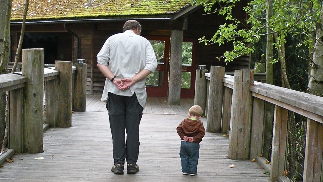 الحفيد..  جسر الحنان بين الأجيال