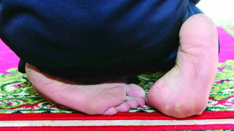 الجلوس للتشهد.. هيئة تحقق الطمأنينة والسكينة والاستقرار