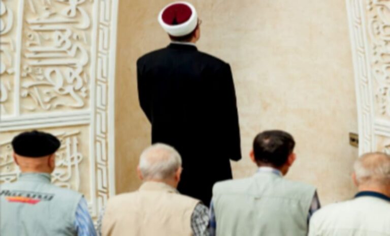 من الأَولى بالإمامة؟ ترتيبٌ شرعيٌّ يَجمع بين الفقه والحكمة