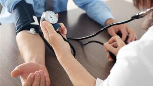 كيف يمكن التعامل مع انخفاض ضغط الدم بطرق عملية وآمنة؟