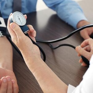 كيف يمكن التعامل مع انخفاض ضغط الدم بطرق عملية وآمنة؟