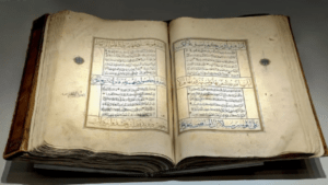 عرض مصحف مزخرف يعود للقرن الـ13