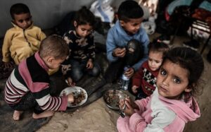 سوء التغذية يهدد أطفال غزة مع تدهور الأوضاع الصحية والبيئية