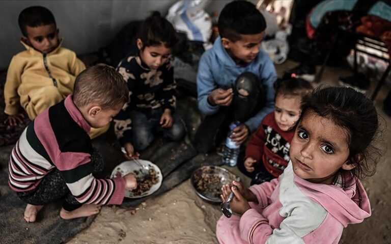 سوء التغذية يهدد أطفال غزة مع تدهور الأوضاع الصحية والبيئية