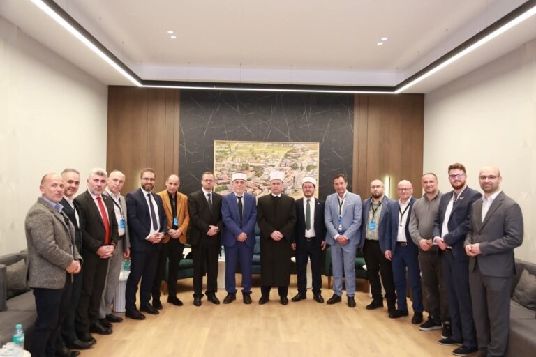 رئيس المشيخة الإسلامية في ألبانيا يستقبل عددا من قيادات المهجر