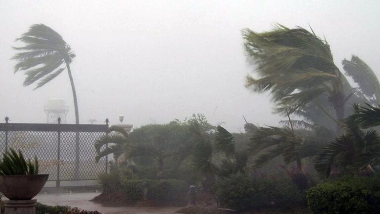 «الدعاء عند هبوب الرياح »..