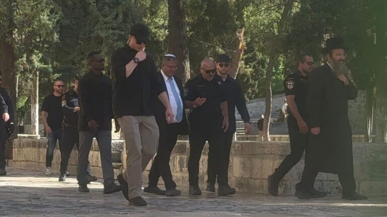 بن غفير يتحدى مشاعر المسلمين