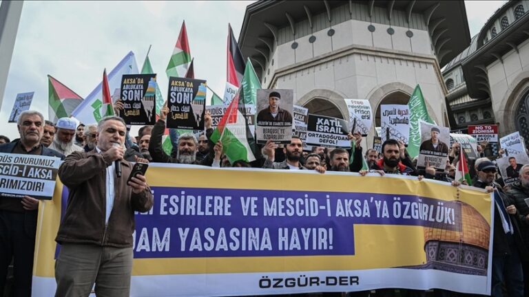 وقفة باسطنبول للتنديد بحصار الأقصى وقانون إعدام الأسرى