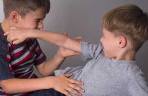 شجار الأبناء بين الأخطاء التربوية والحلول الإسلامية