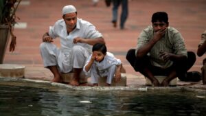 العفو عن بعض النجاسات لرفع المشقة عن المسلمين