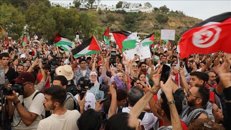 طلاب تونس يتظاهرون رفضا لقانون إعدام الأسرى